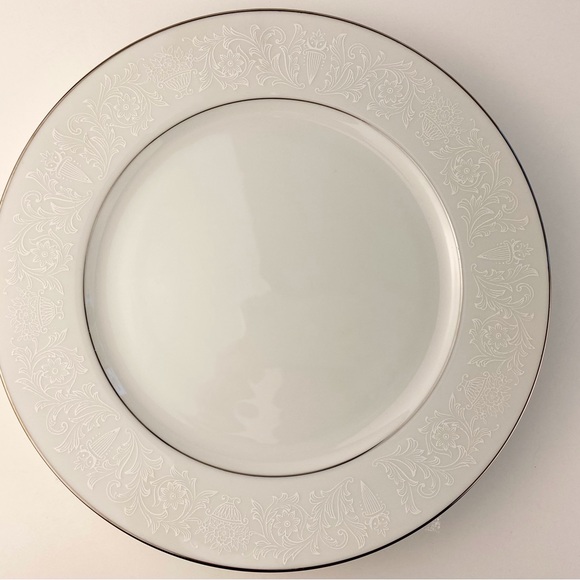 Crown Victoria "Lovelace" dinner plates set of four, vintage fine china, Japan - Picture 6 of 6